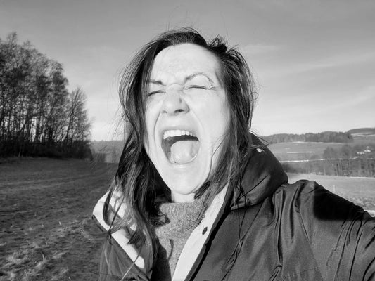 Vztek. Stud. A odvaha ho pustit.